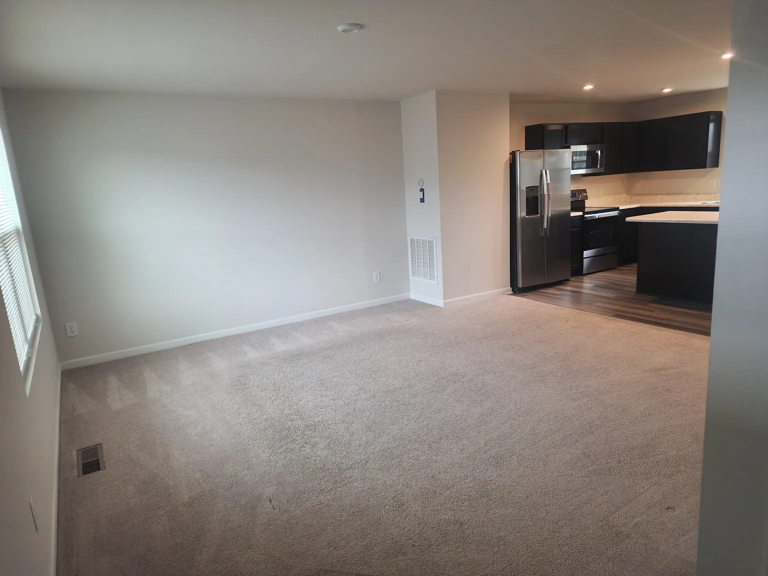 4 bed, 2.5 bath, 1918 sqft, $2,050 — Photo 2