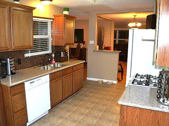 Terrific kitchen w/ granite counters