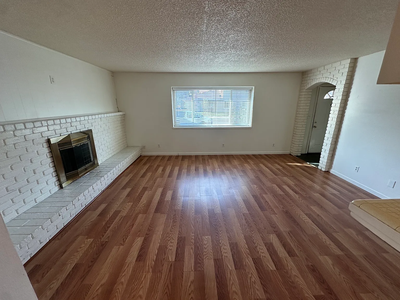 2 bed, 900 sqft, $1,400 — Photo 2
