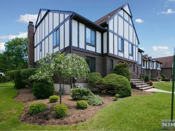 31 Holiday Ct #T031, River Vale, NJ 07675