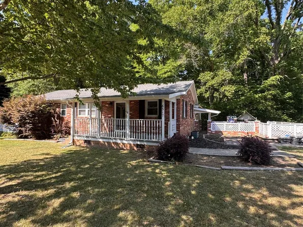 6517 Riverine Dr, Charlotte, NC 28216