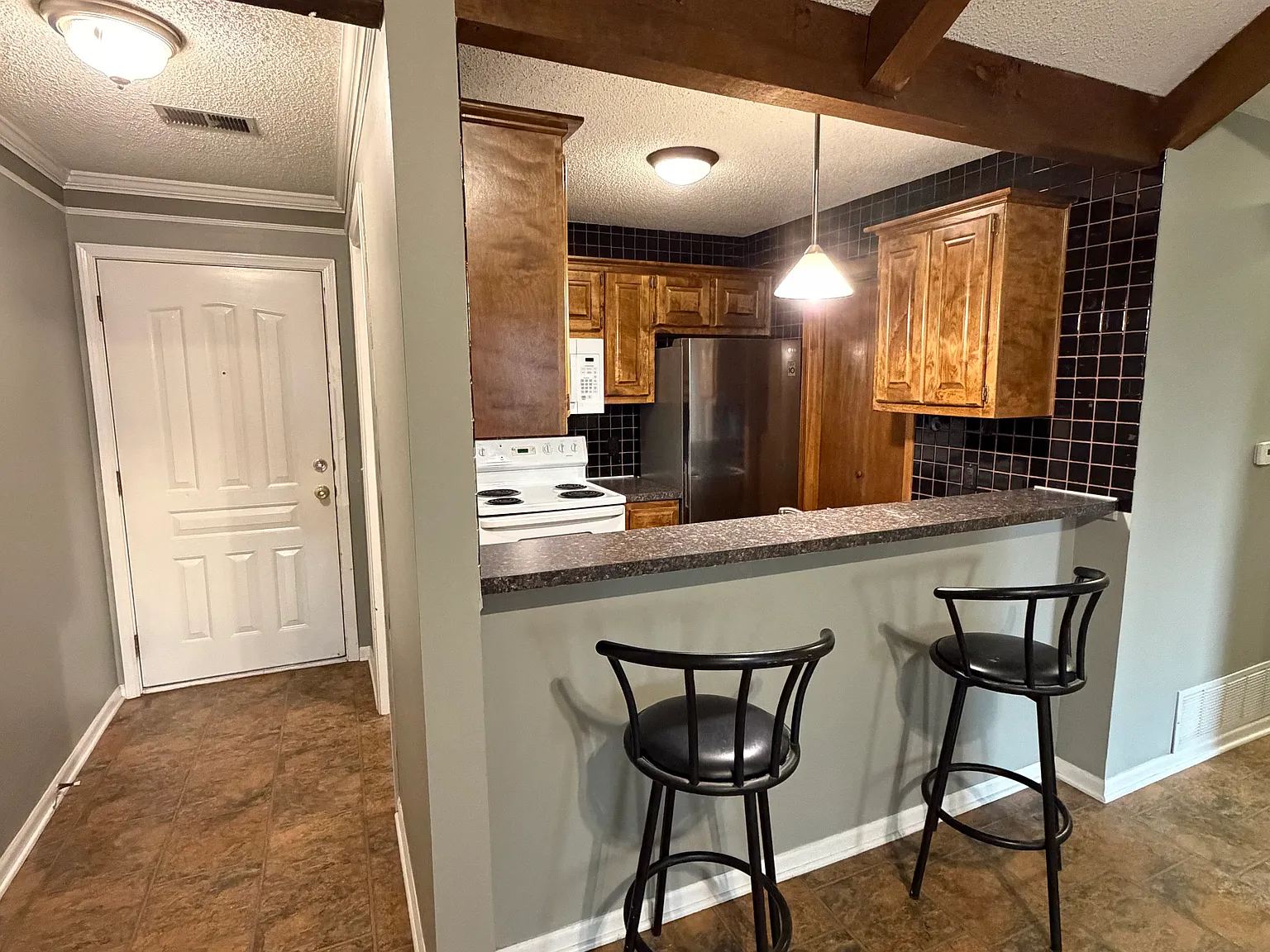 2 bed, 975 sqft, $1,850 — Photo 2