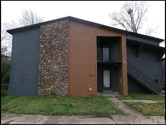 2 bed, 1.0 bath, 1056 sqft, $1,100 — Photo 1