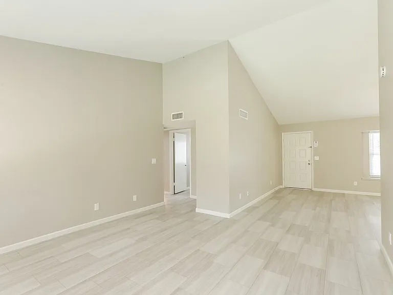 1237 E Wickieup Ln — Photo 13