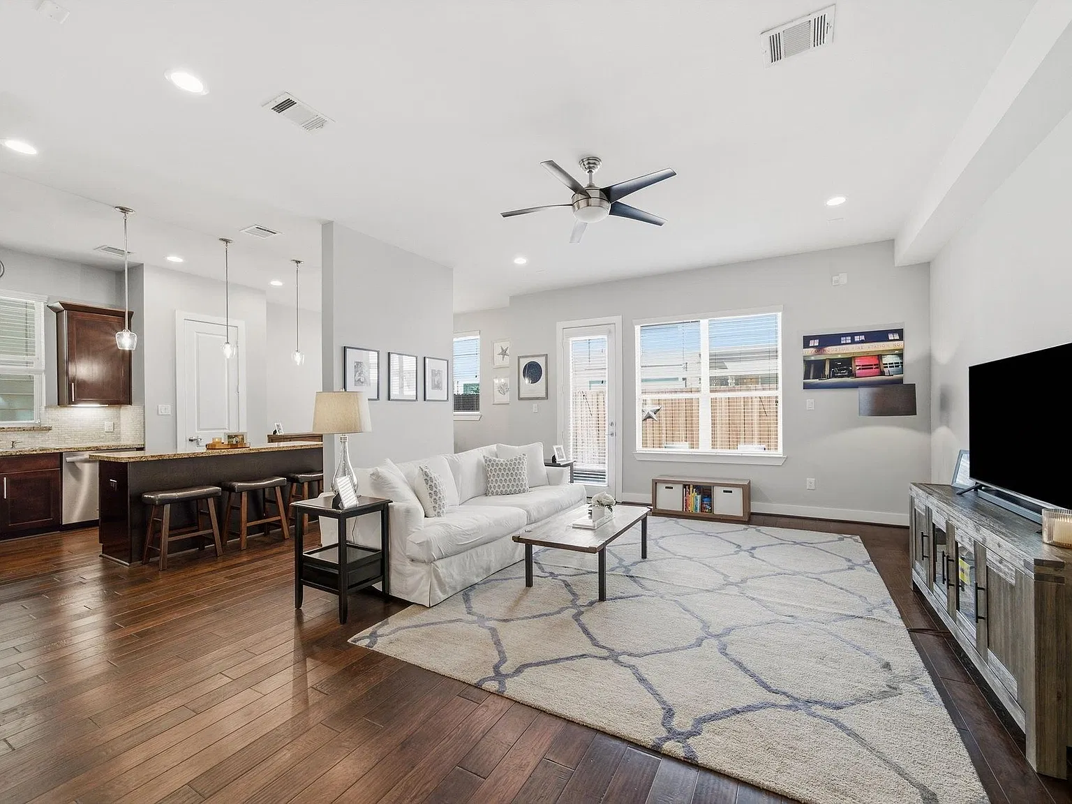3 bed, 2.5 bath, 2129 sqft, $3,200 — Photo 4