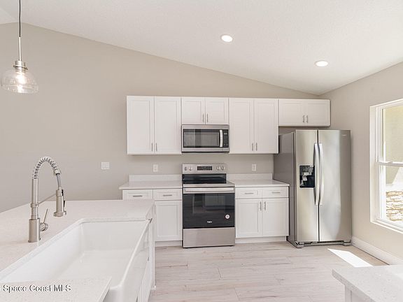 3rd image of 466 Tunis Rd SW