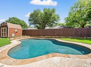 129 Montreal Dr, Hurst, TX 76054