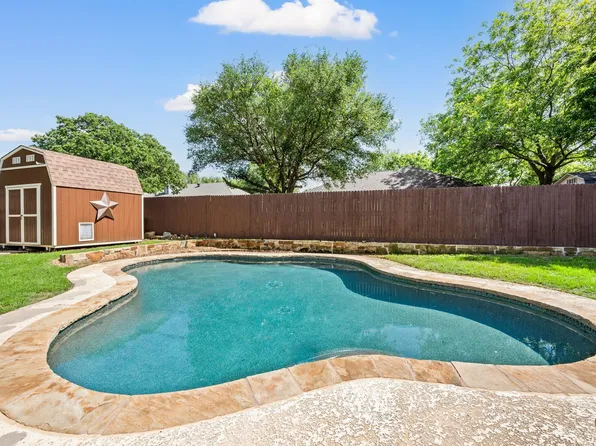 129 Montreal Dr, Hurst, TX 76054