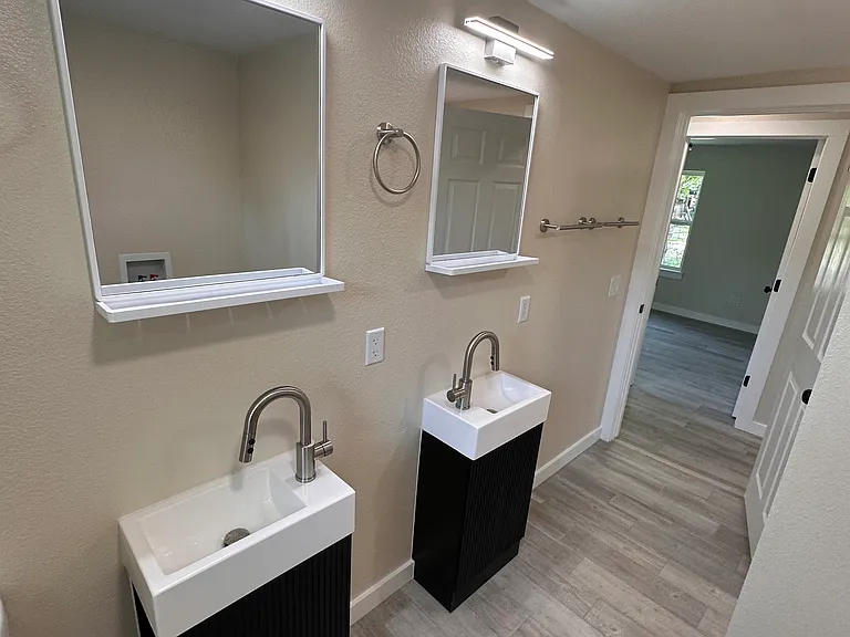 1388 N Vinita Ave — Photo 8
