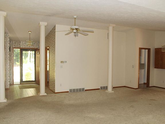 4th image of 1398 Edgewood Dr