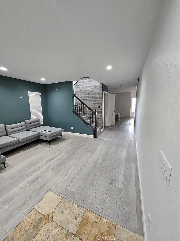 3 bed, 2.5 bath, 2099 sqft, $3,300 — Photo 4