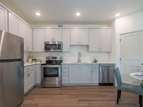 Peyton Place, 6960 N Montana Ave #304, Portland, OR 97217