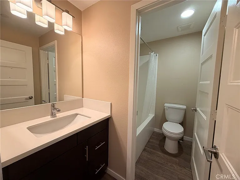 1508 W Artesia Sq #B — Photo 6