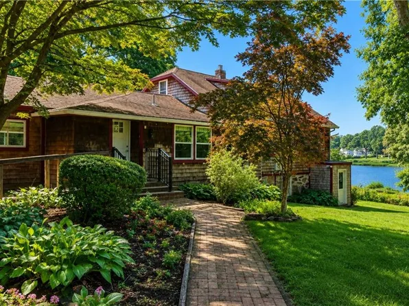 75 Richard Smith Dr, North Kingstown, RI 02852