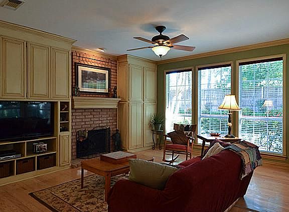 4th image of 1112 Charleston Ct