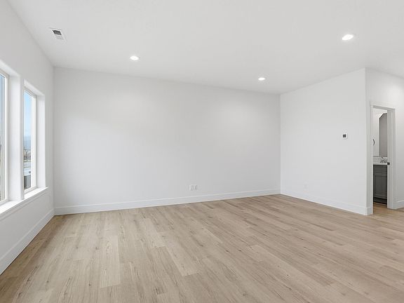 5th image of 615 N Creative Way