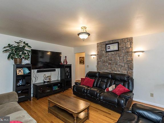 4th image of 10711 Rollingwood Dr