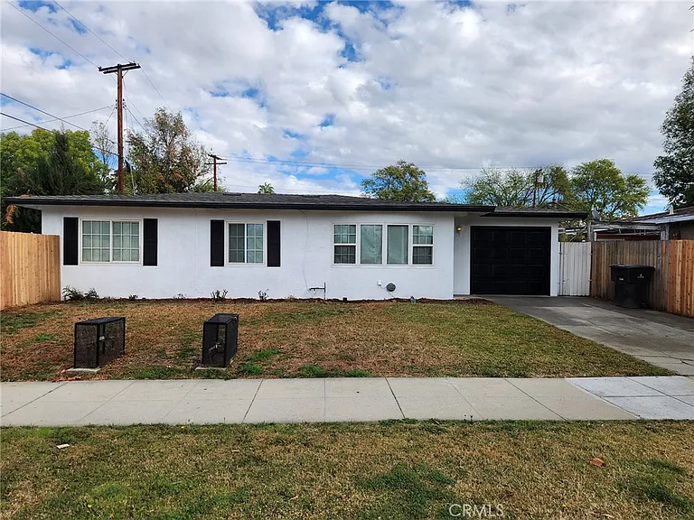 3975 Eileen St — Photo 2
