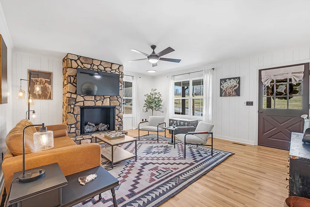 4 bed, 1.5 bath, 1700 sqft, $3,495 — Photo 3