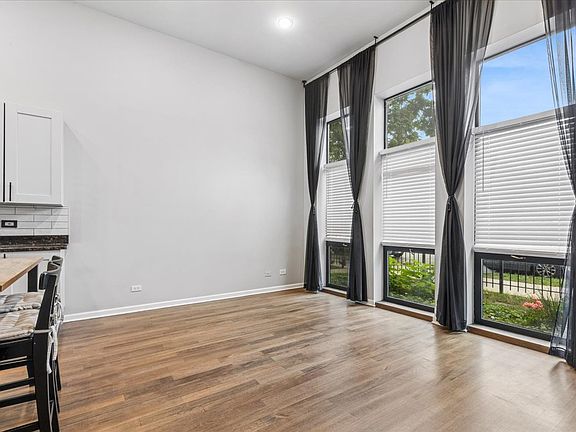 5th image of 523 N Racine Ave #1