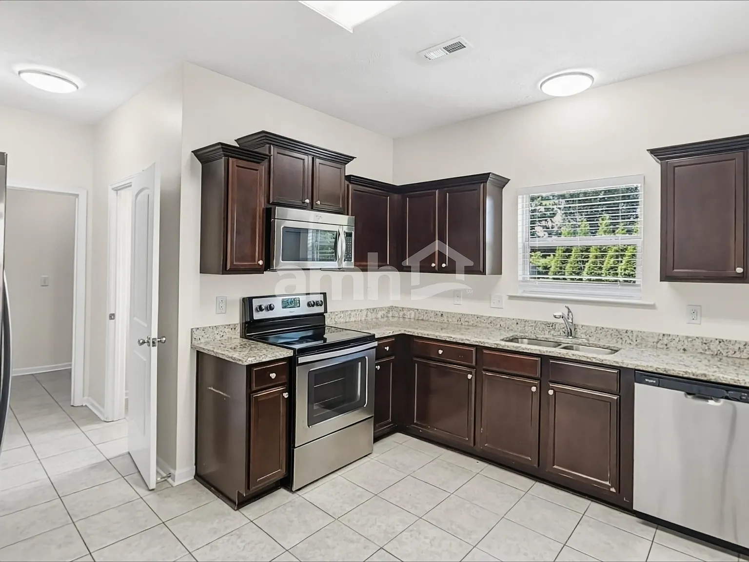 4 bed, 2.5 bath, 1833 sqft, $2,300 — Photo 3