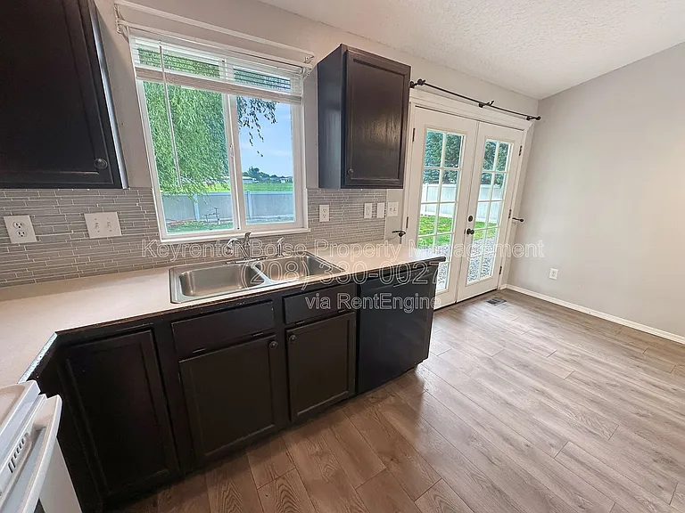 1017 W Edwards Ave — Photo 6