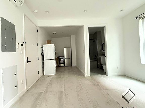 5th image of 476 Maple St #1C