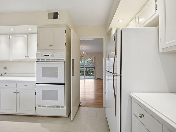 35th image of 2044 Manor Dr