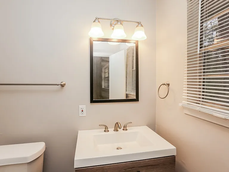 971136_024_main_bathroom_13463146.jpg