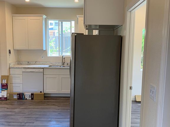 4th image of 954 W Washington Ave