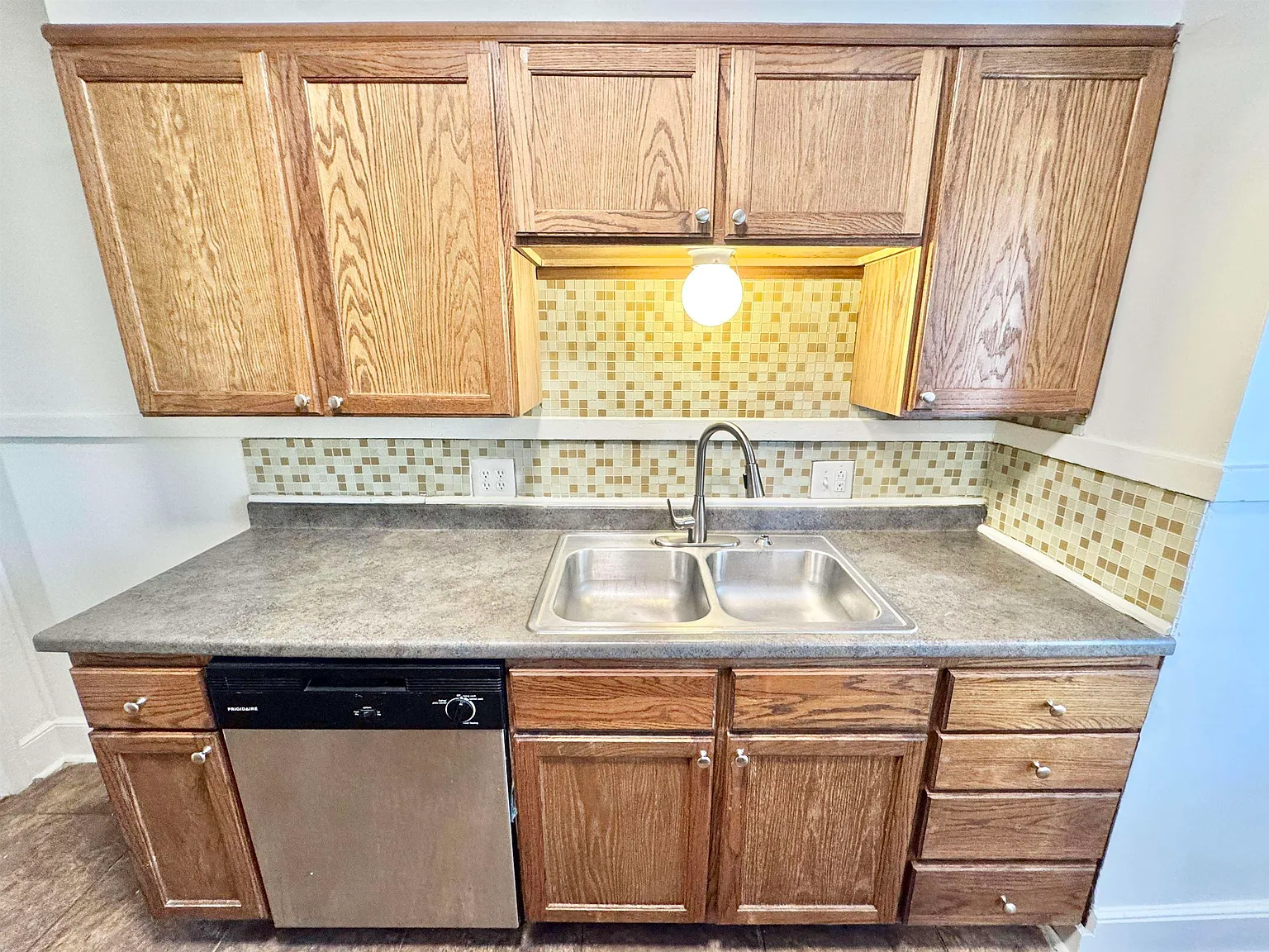 5 bed, 2.0 bath, 1706 sqft, $2,500 — Photo 4
