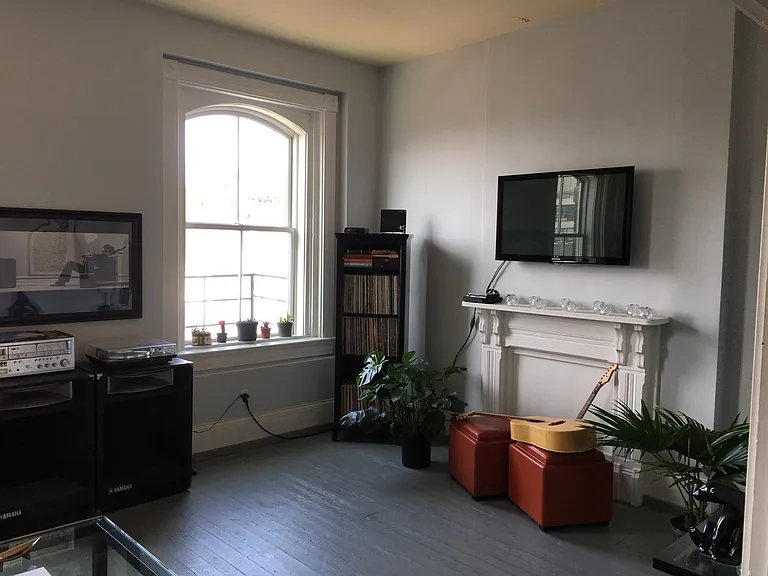 109 E 12th St #D — Photo 3
