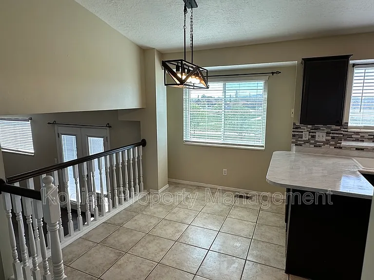 1941 Jenny Ln — Photo 4