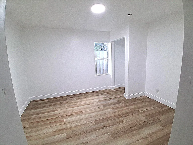 623 45th St — Photo 2