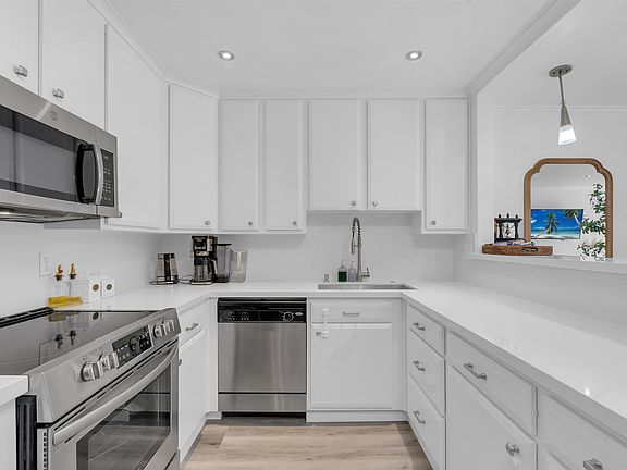 4th image of 2500 Miramar Ave APT 203