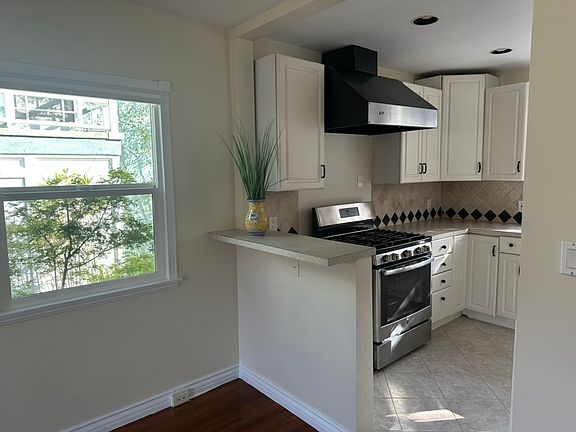 5th image of 2424 Oak St