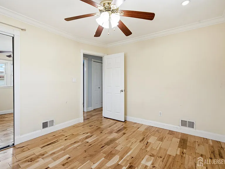 264 E George Pl — Photo 14