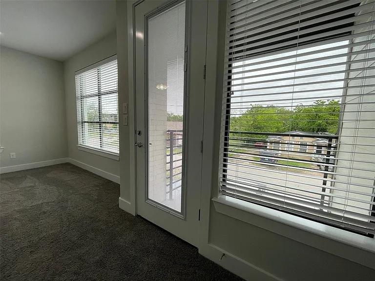 2417 N Winnetka Ave — Photo 16