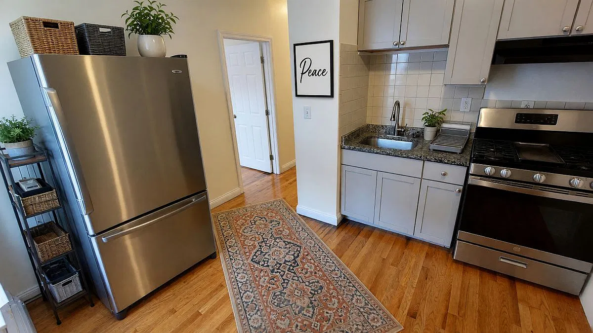 4 bed, 1.0 bath, 1070 sqft, $3,600 — Photo 3