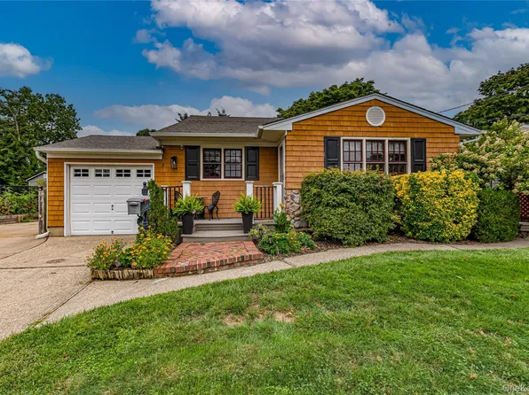 3 Peary Lane, Kings Park, NY 11754
