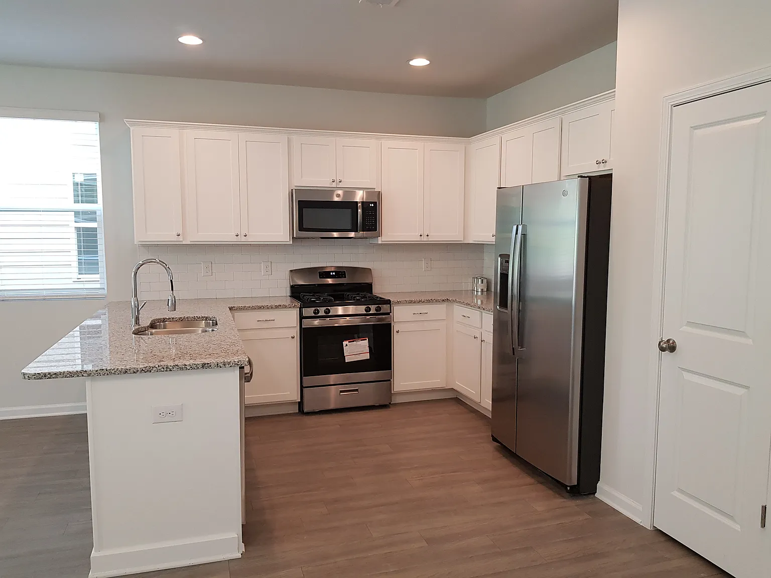 4 bed, 2.5 bath, 2000 sqft, $1,998 — Photo 3