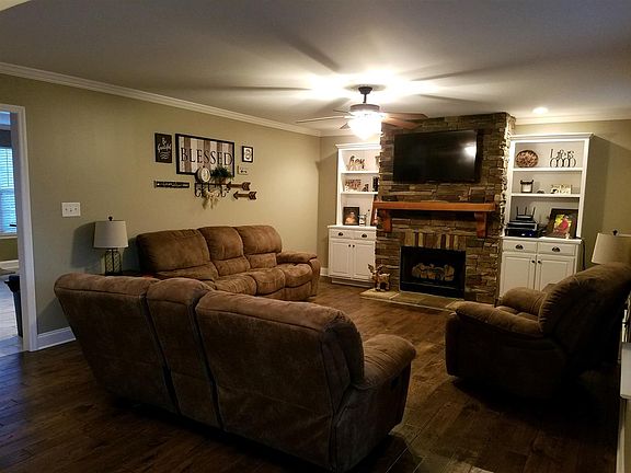 2nd image of 205 Stonebridge Ln NE