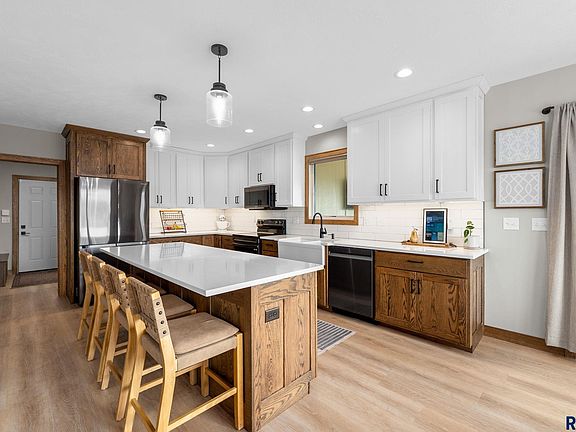 4th image of 416 W 5th St