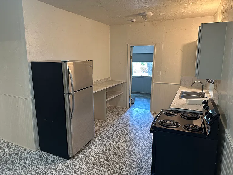 404 E Oak St — Photo 29