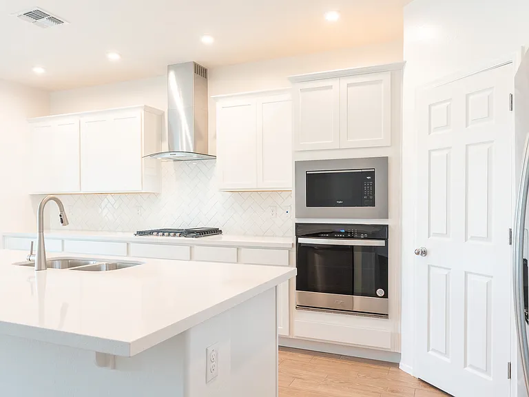 19214 W Badgett Ln — Photo 2