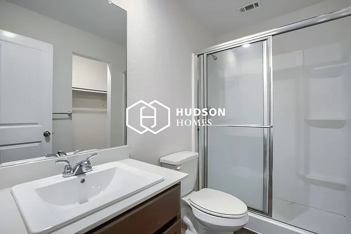 916 Olive St — Photo 11