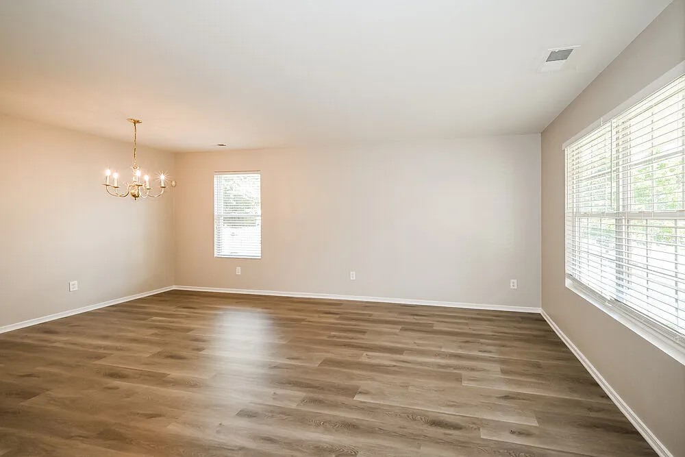 4 bed, 2.5 bath, 2340 sqft, $2,365 — Photo 4