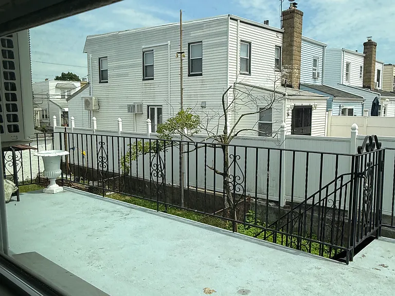 32nd Ave — Photo 10