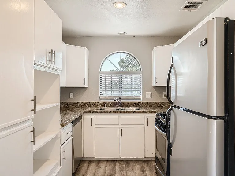 1411 Santa Margarita St #H — Photo 17