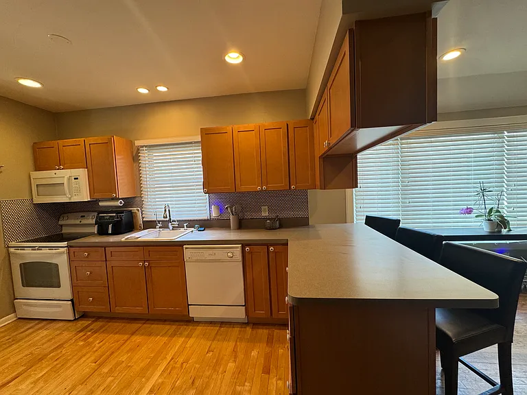 1108 S Harvey Ave — Photo 2